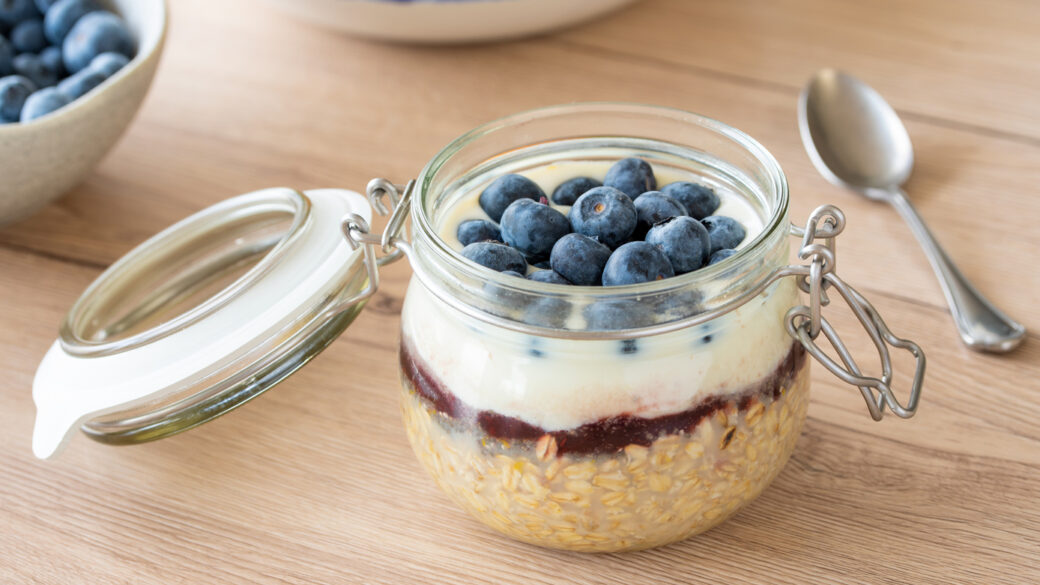 Slastna zamisel za zdrav zajtrk: ovseni kosmiči z mandljevim mlekom, sojinim jogurtom in borovnicami.