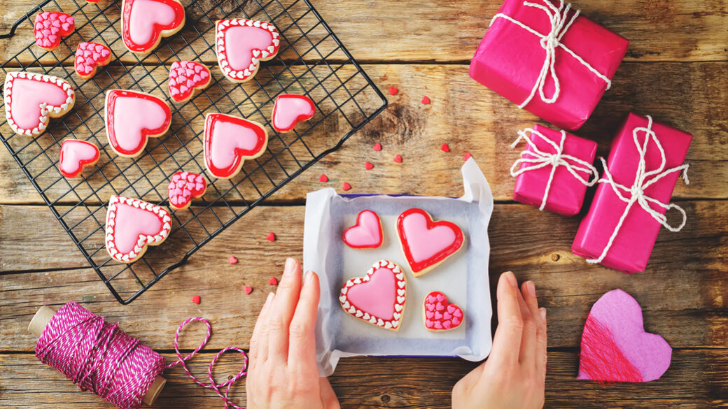 Plošča z napisom ›Veselo valentinovo!‹ in kolački