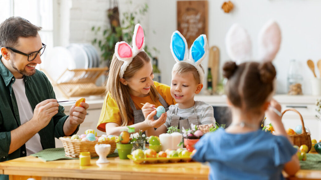 Rodzinne kolorowanie jajek na Wielkanoc.
