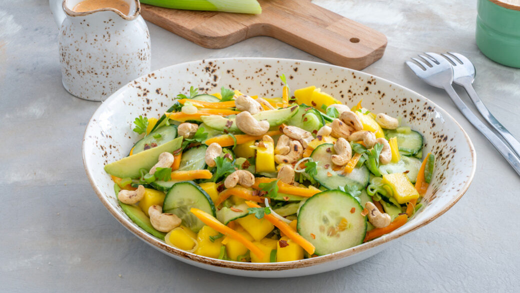 Tropical salad with curry dressing