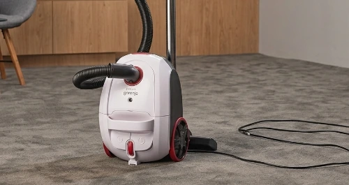 Staubsauger mit Kabel auf einem Teppich