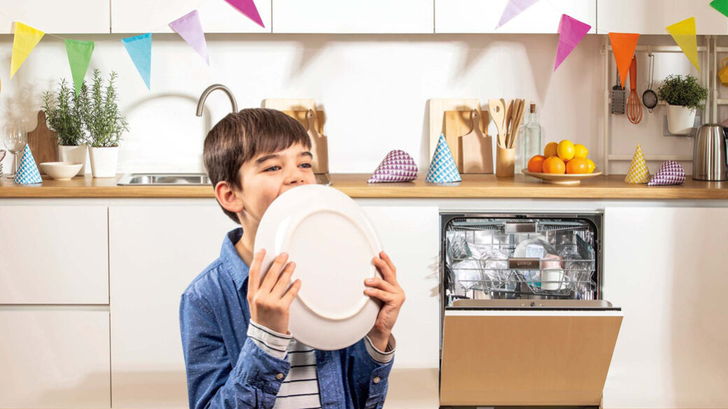 Umývačka riadu Gorenje UltraClean - chlapec s tanierom