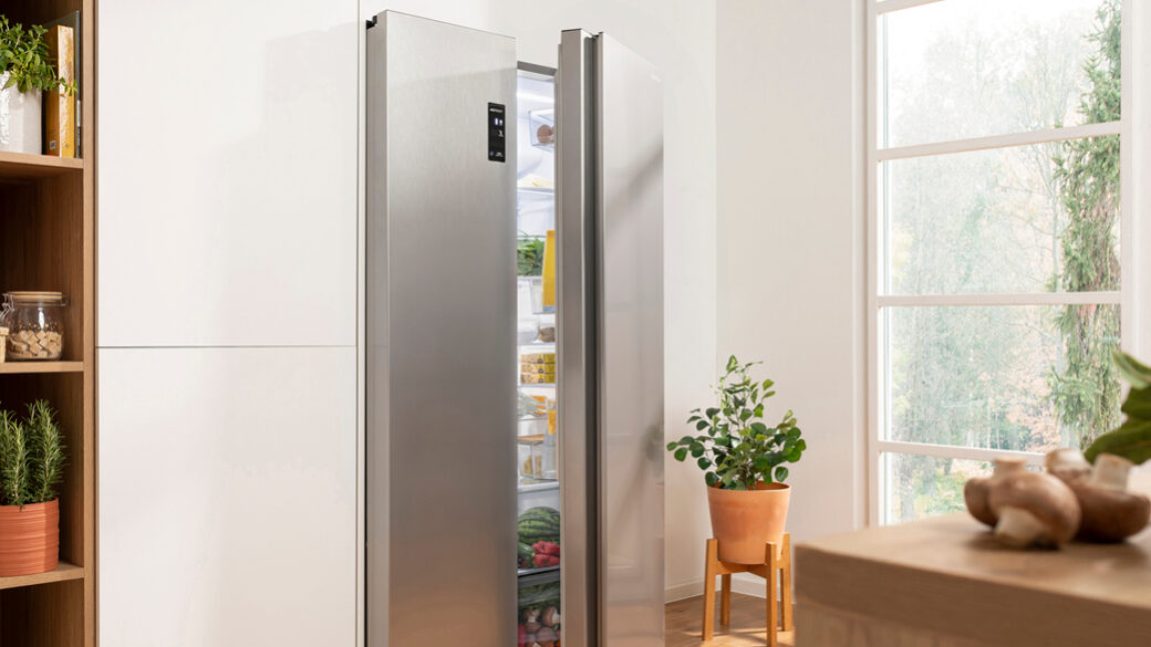 Gorenje SideBySide hladilnik v nevtralni sobi