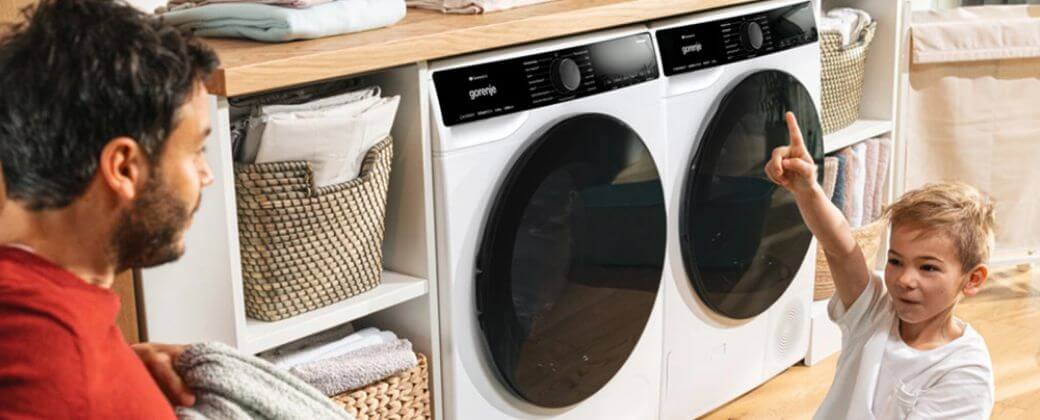 Waschmaschine und Waschtrockner in der Waschküche