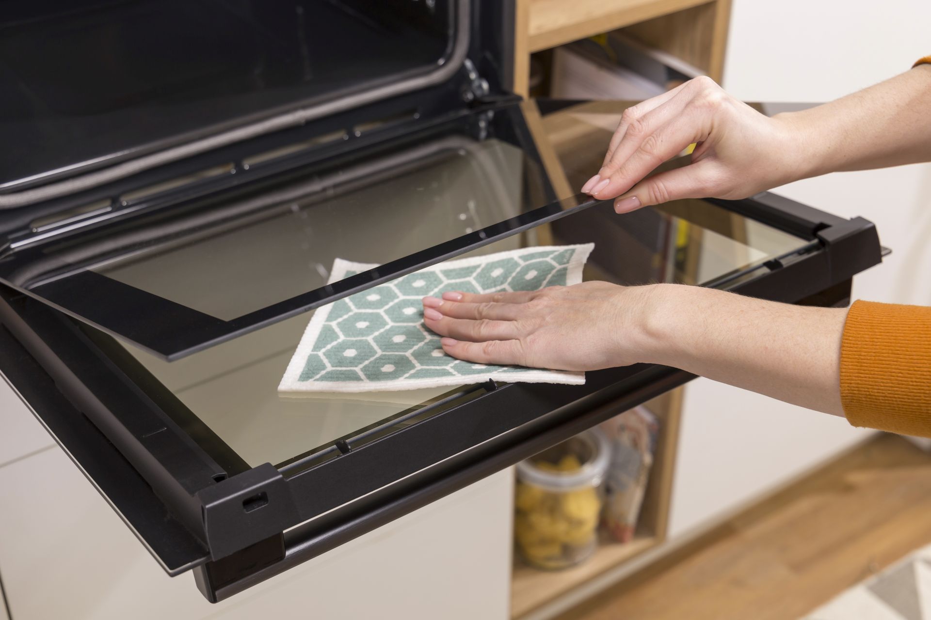 Minimální údržba: žádné drhnutí, žádné čisticí chemikálie – funkce PyroClean spálí nečistoty na popel, který stačí setřít vlhkým hadříkem.