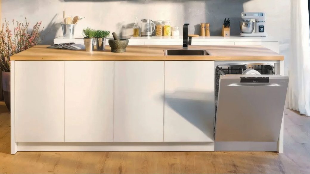 Eine Küche mit einer offenen Spülmaschine