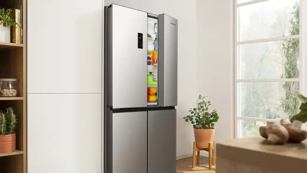 Side-by-side-Kühlschrank mit einer offenen Tür.