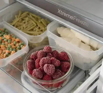 Obst und Gemüse in einem Gefrierfach.