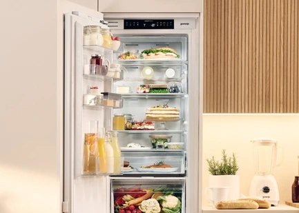 Ein geöffneter, smarter Kühlschrank in Weiß.