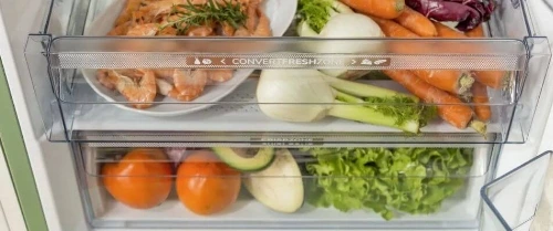Obst-und Gemüsefach in einem Kühlschrank.