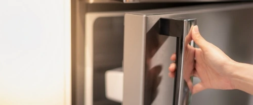 Person öffnet einen silbernen Smart-Kühlschrank.