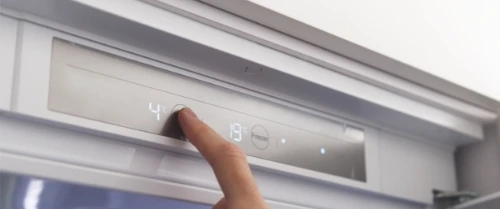 Person stellt Einstellung am smarten Kühlschrank ein.