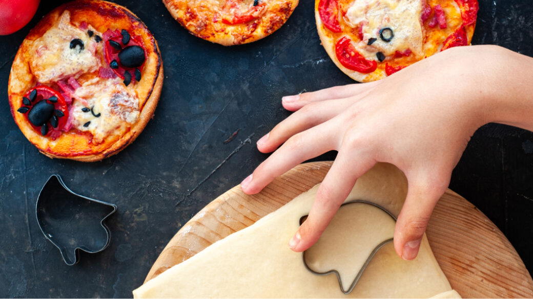 Halloween pizza night with Gorenje PizzaPlus oven, homemade spooky pizzas, seasonal family activities and fun moments created together at home.